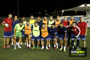 Jugadores y cuerpo técnico posan antes del entrenamiento.