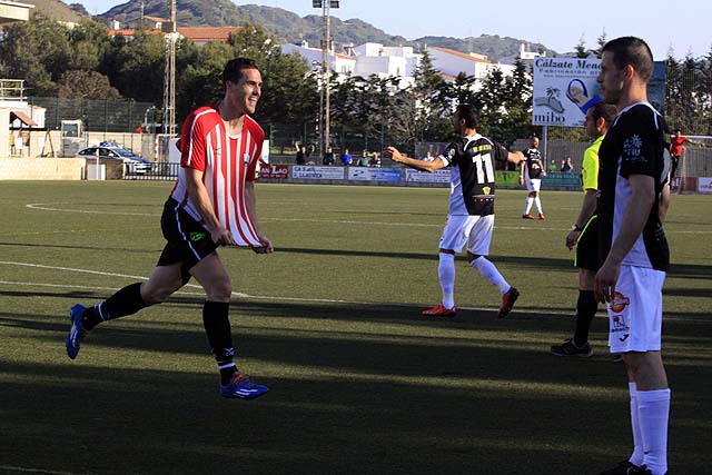 Rubén Martínez observa con impotencia la celebración de un gol de los menorquines. Foto: menorcaaldia.com