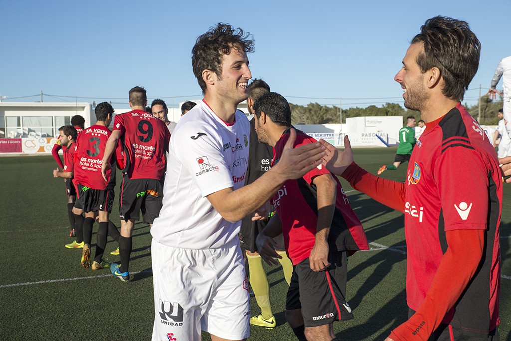 Piquero, de la Peña, y Maikel, del Formentera, se saludan antes de un partido.