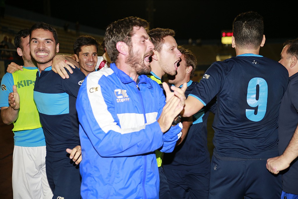 Vargas, a la izquierda, feseja el gol del triunfo con varios compañeros.