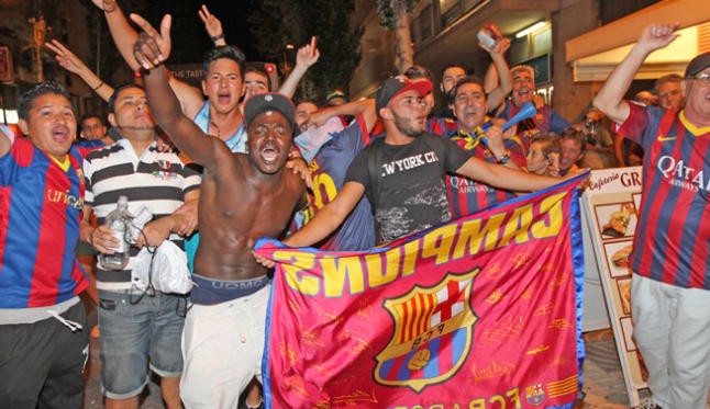 Un grupo de seguidores del Barcelona festejan en Vila la consecución de la quinta Liga de Campeones del club catalán