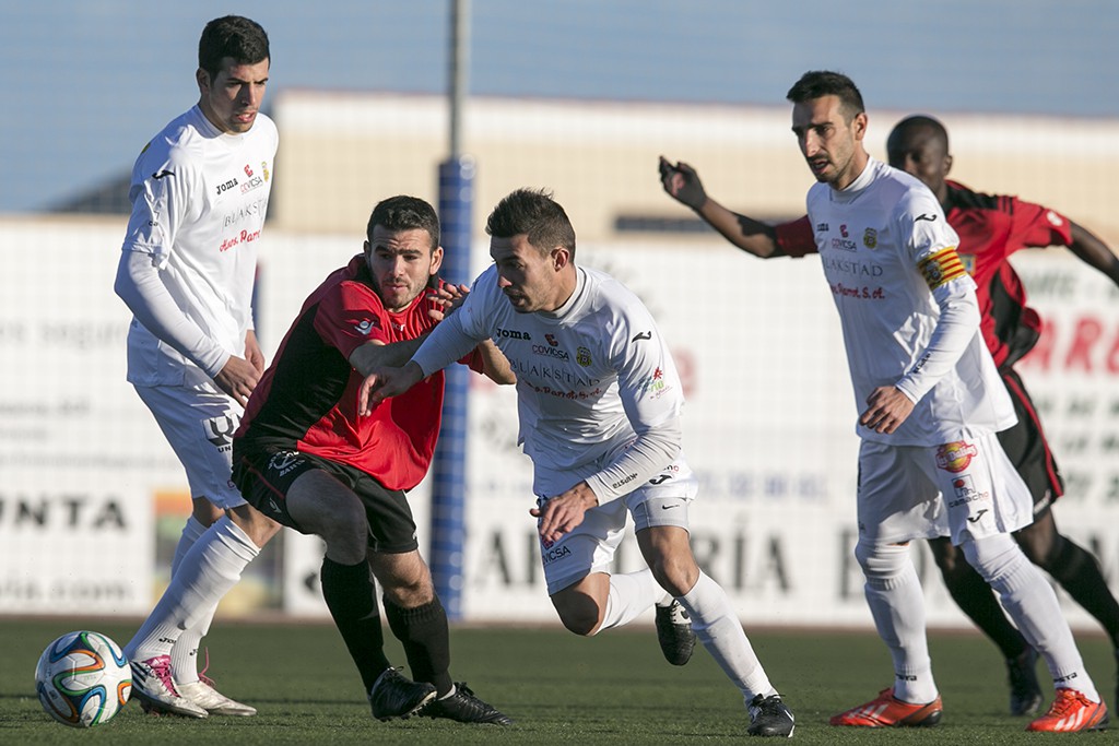 José Luis pugna un balón con Pepe Bernal durante el pasado derbi con el Formentera.
