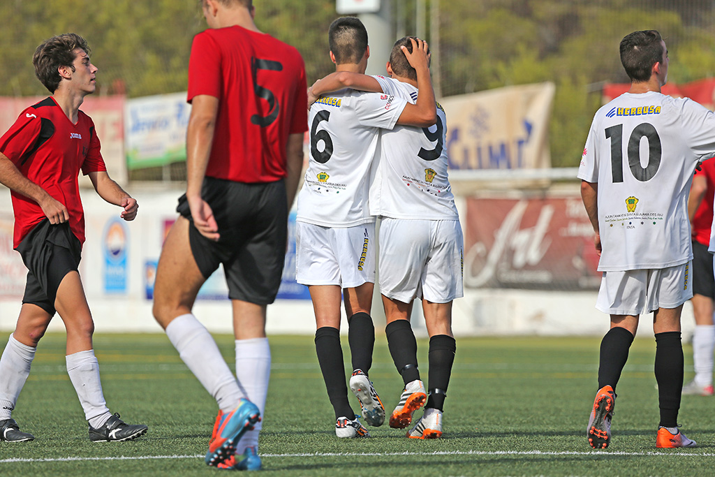 Dos jugadores de la Peña celebran un gol la pasada temporada.
