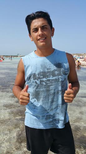 El joven centrocampista posa para Fútbol Pitiuso en una playa de Formentera.