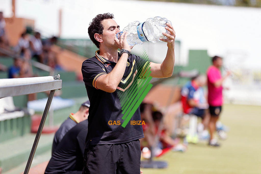 El entrenador asturiano bebe agua durante el partido ante el Esporles.
