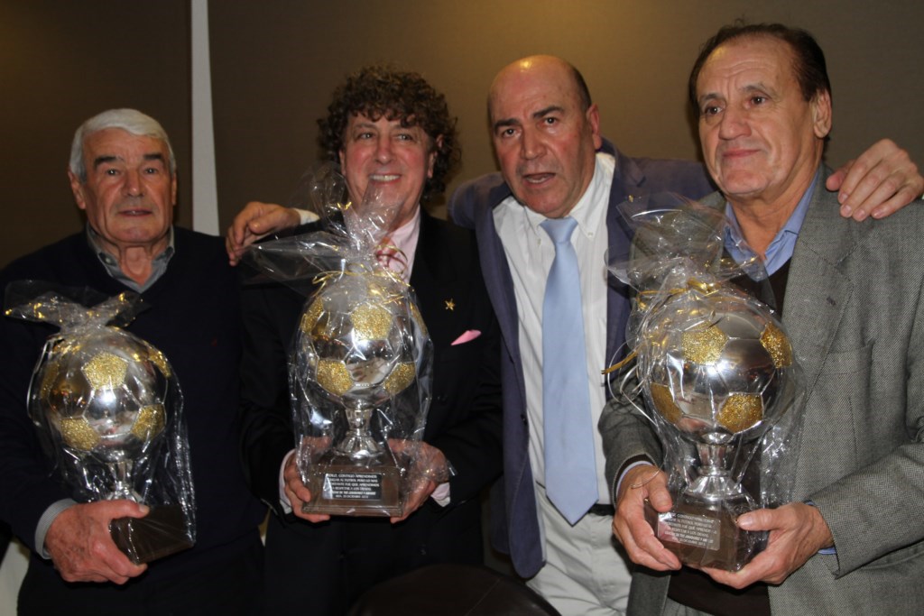 El exentrenador (d), recibió de manos de Labi un homenaje durante una gala de entrenadores celebrada en Ibiza.