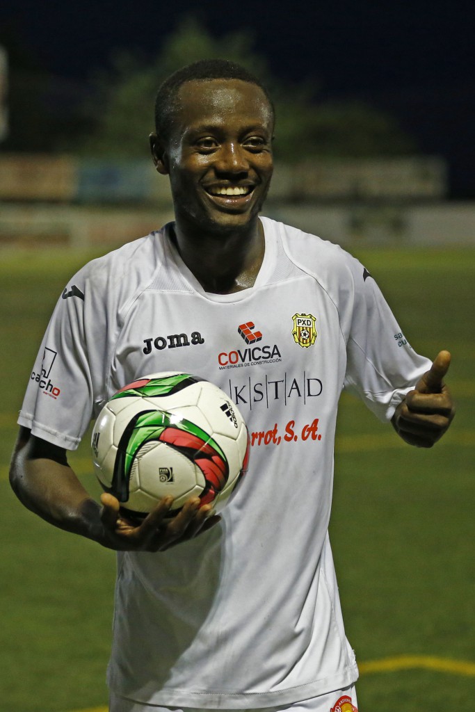 El jugador senegalés se quedó el balón como recuerdo al finalizar el partido.