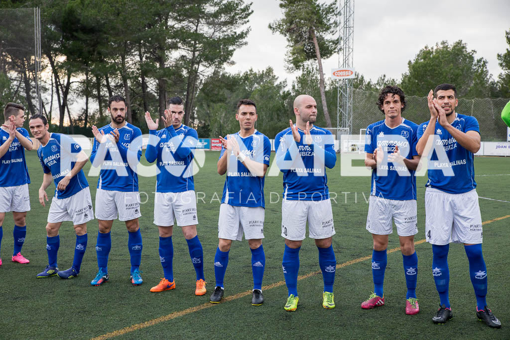 Los jugadores de Vicente Román saluda a la afición durante el derbi frente a la Peña.
