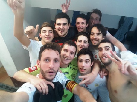 Los jugadores de la Peña FS celebran en el vestuario la victoria ante el Montcada. Foto: Facebook