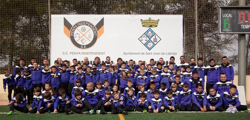 Todos los deportistas del club posaron en una foto de familia (Foto: Facebook Peña Independiente).