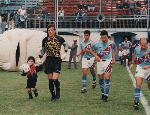 Un pequeño Matías salta a la cancha de la mano de su padre, el 'Flaco' Vivaldo, cuando jugaba en Chacaritas.
