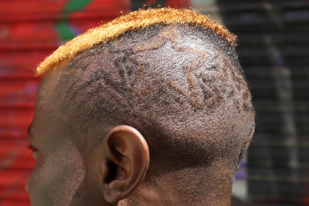 Cuatro estrellas, dos doradas, presentan la cabeza del futbolista de Bamako.