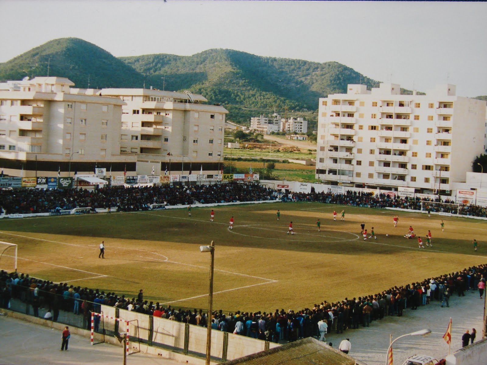 El campo de fútbol de la calle Canarias siempre se llenaba de espectadores cuando jugaba la SD Ibiza. En la imagen puede apreciarse el ambientazo que se respiraba alrededor del terreno de juego, de hierba natural.