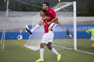 Felipe y un compañero celebran con los ultras del CD Ibiza el segundo gol del partido.