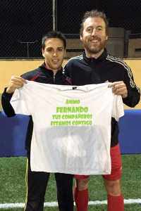 El delantero posa con su entrenador y amigo Carlos Fourcade. Ambos muestran la camiseta con la que sus compañeros del Rápid apoyaron al uruguayo.