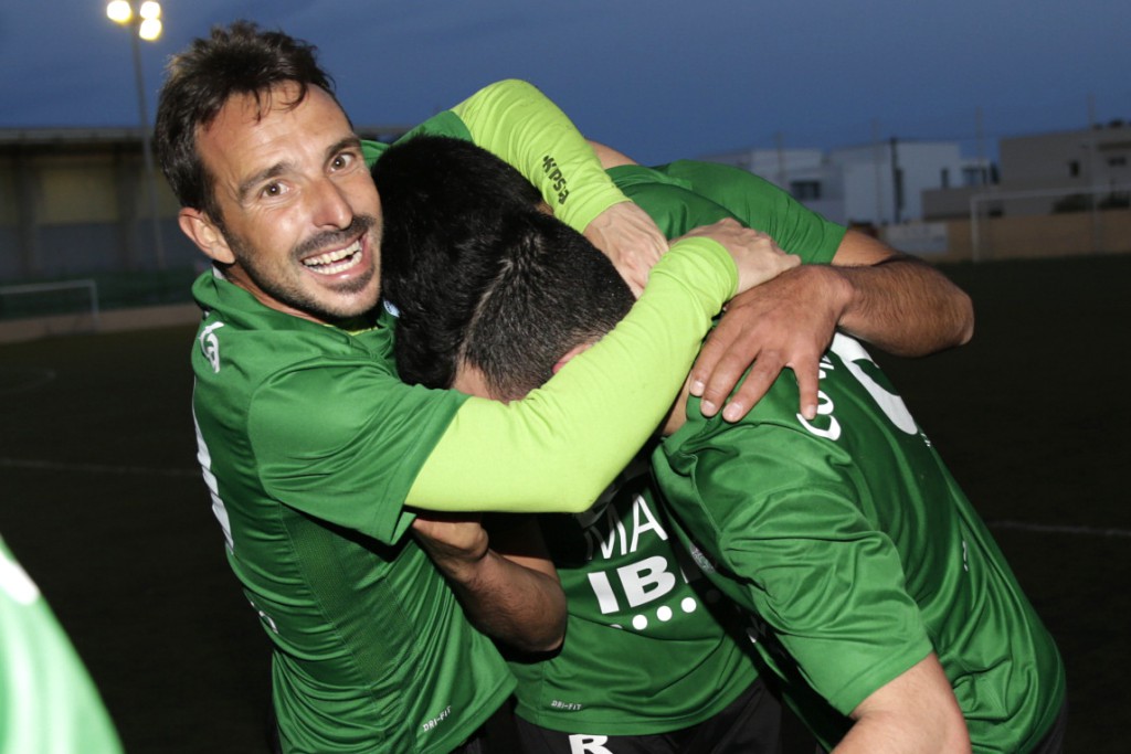 Ramos es abrazado por dos compañeros tras marcar el gol de la victoria.