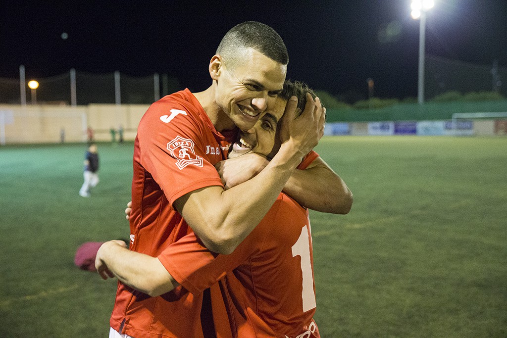 Vega y Lúa, autores de los goles deportivistas, se funden en un abrazo al acabar el partido.