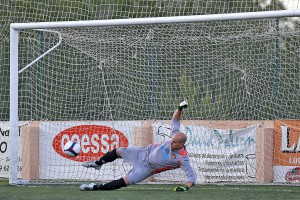 Momento en que el portero para un penalti en San Rafael.