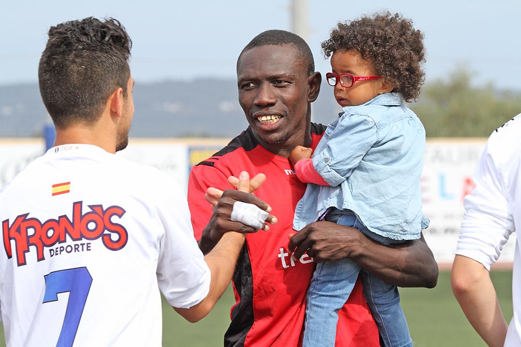 El jugador del Formentera, con su hija en brazos, saluda a un rival antes de un partido.