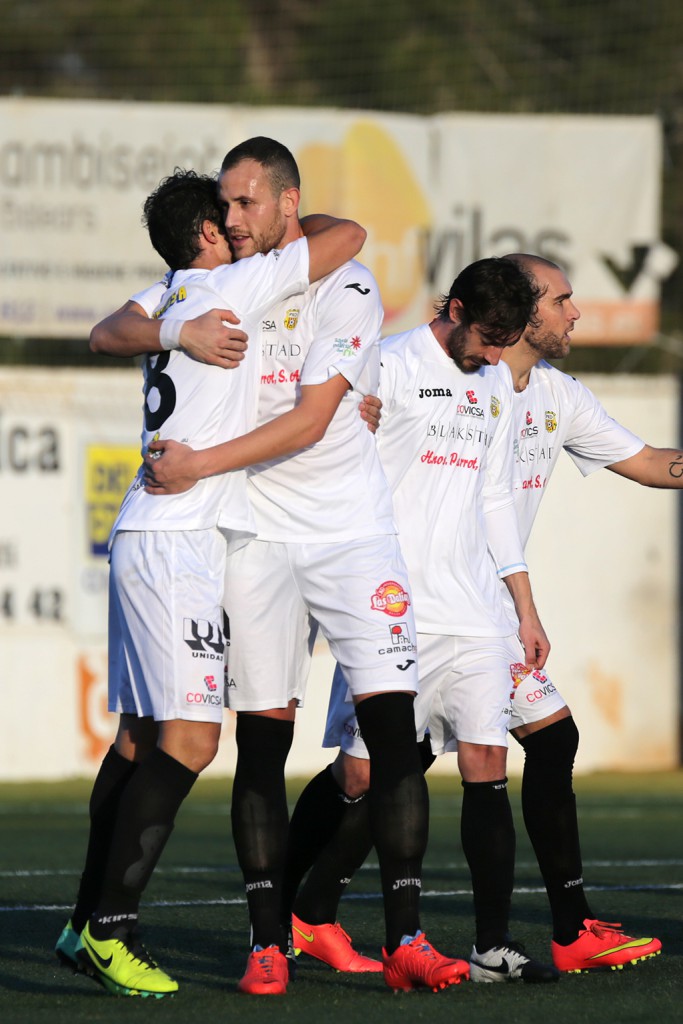 El delantero cántabro se abraza a Erencia tras marcar un gol esta temporada.