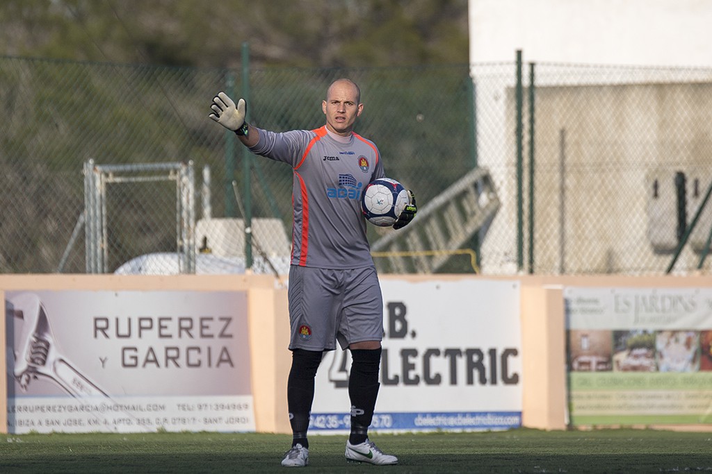 El portero cordobés del CD Ibiza, durante el partido frente al San Rafael B.