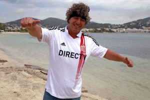 Facha posa con la zamarra de su querido Estudiantes.