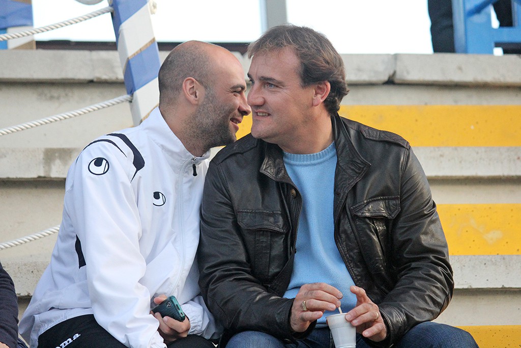 El entrenador de la Peña conversa con el jugador del San Rafel David de Pablos.