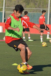 El joven jugador toca el balón.