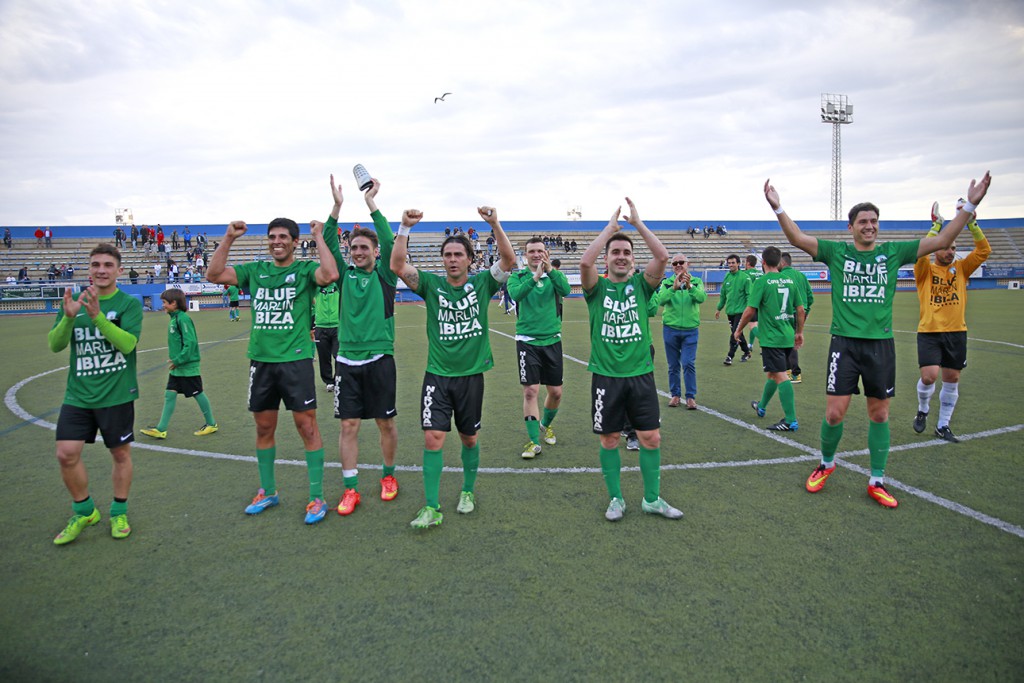 El equipo verdinegro celebra con su afición la victoria después del partido.