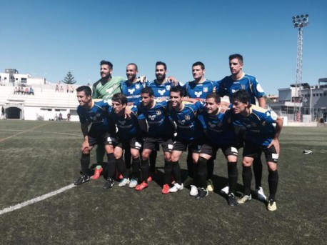 Equipo titular del equipo formenterense en el terreno de juego del Manacor (Foto: @sdformentera).