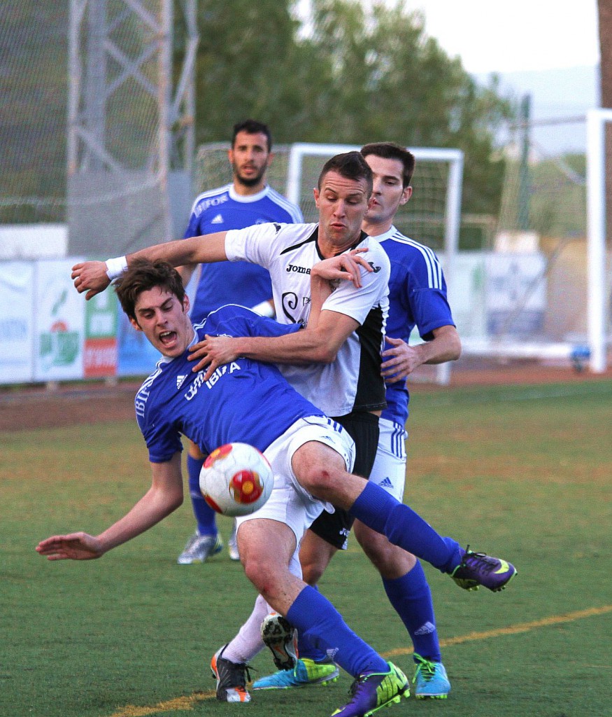 Edu Moral, delantero del Llosetense, en un partido de la pasada temporada frente al San Rafael.