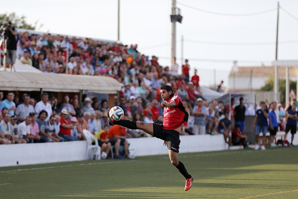 Mourad intenta controlar un balón en el partido del domingo pasado ante el Atlético Sanluqueño.