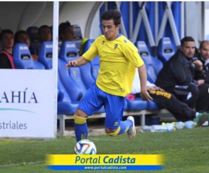 El jugador ibicenco conduce el balón por la banda en un partido con el Cádiz.