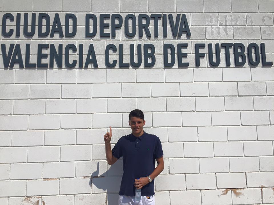 El joven portero posa en la ciudad deportiva del Valencia.