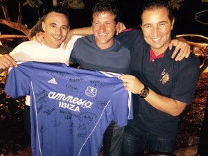 Julio, Mauro y Nacho Andrés muestran la camiseta firmada.