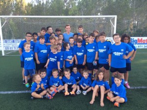 El jugador del Barça, rodeado de los niños del San Rafael.