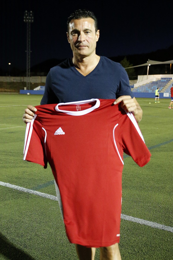 El presidente del club posa con la camiseta del Ibiza.