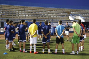 Momento de la charla que tuvo Amadeo Salvo con los jugadores.