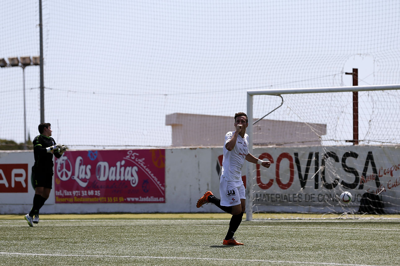 El delantero David Camps celebra su primer gol con la camiseta de la Peña Deportiva.