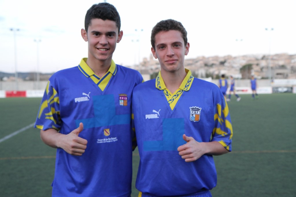 Marc Soldat (i) y Jordi Tur, con la camiseta de la selección balear.