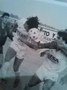 El técnico cabecea a gol un balón en su época como jugador de la Peña.