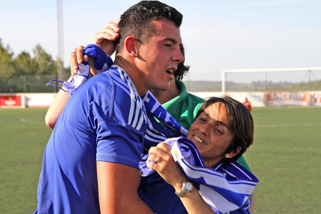 El goleador es abrazado por una aficionada cuando era jugador del San Rafael.