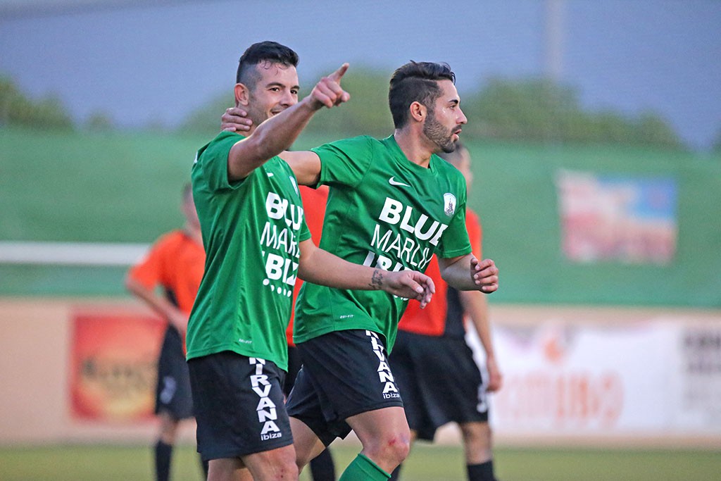 El goleador celebra un gol con el Sant Jordi la temporada pasada.