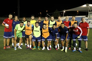 Jugadores y cuerpo técnico posan antes del entrenamiento.