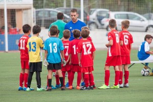 El equipo escucha las instrucciones de su entrenador, David Marín.