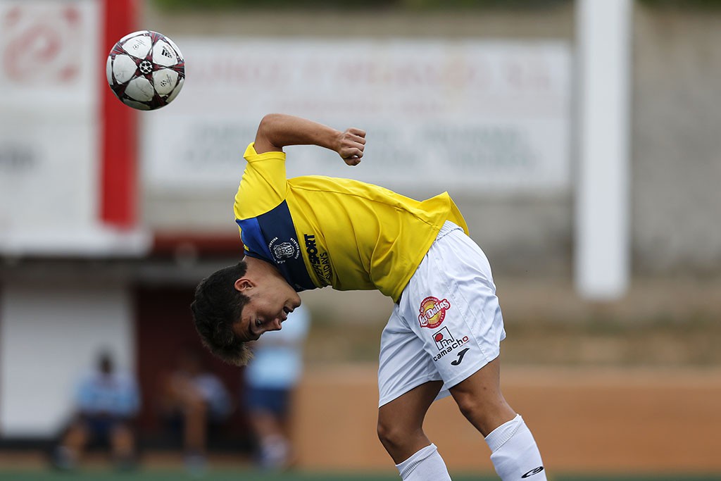 Desplazamiento del balón con la espalda de un jugador de la Peña.