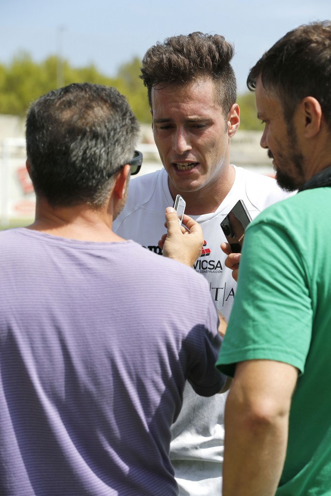 El goleador de la Peña es entrevistado después de un partido.