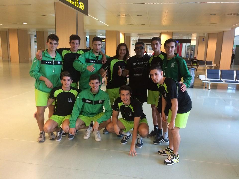 Algunos jugadores del Sant Jordi posan en el aeropuerto de Ibiza (Foto: Sant Jordi).