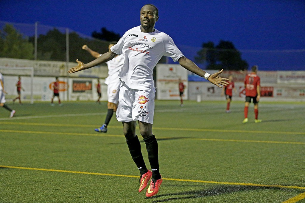 El extremo peñista celebra con rabia el gol que dio la merecida victoria a la Peña Deportiva.