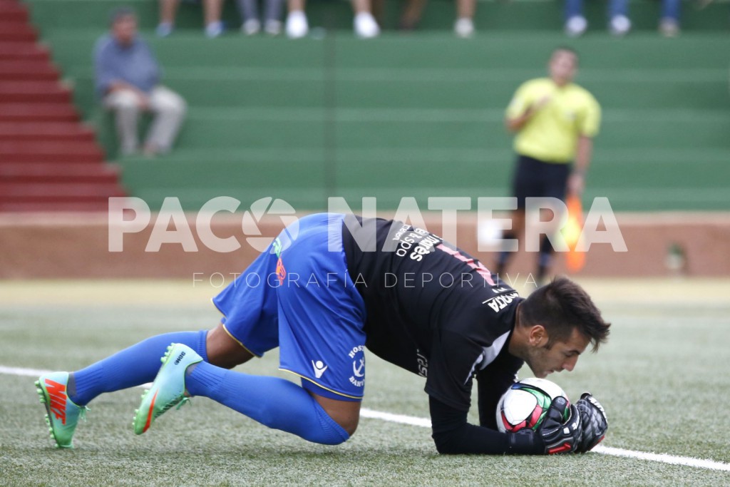 El portero del Formentera para un balón en un partido de esta temporada.